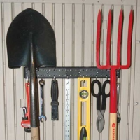 Кронштейн -рейка с крючками для сарая WoodLook Кронштейн -рейка с крючками для сарая WoodLook